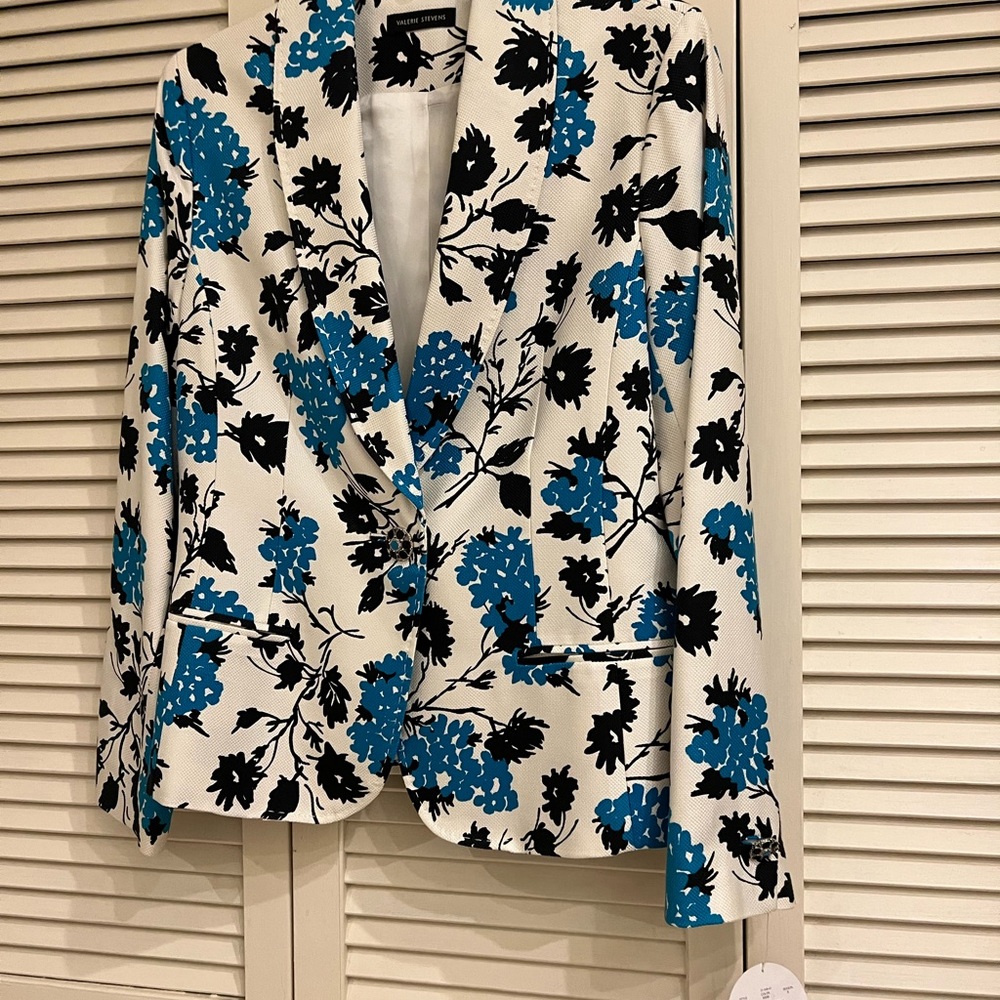 Ladies Valerie Stevens jacket. New with tags. Never worn. Light wt., lined.